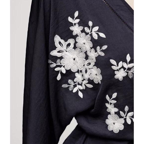 Anthropologie Eloise Lune Embroidered Robe XS/S EUC **Missing Sash** Navy Floral - Picture 3 of 10